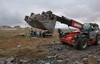 Kırşehir’de briket yüklü kamyon yan yattı