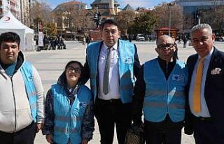 Kırşehir’de özel bireylerden kadınlara gül...