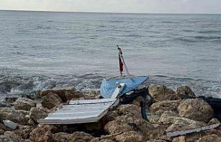 Kıyıya yanaşmak istedikleri tekne kayalıklara...
