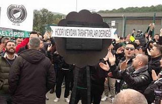 Kocaelispor taraftarları, TFF önüne siyah çelenk...