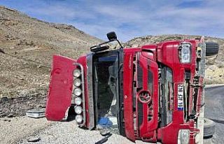 Kömür yüklü tır devrildi 1 kişi yaralandı