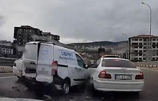 Kontrolden çıkan araç, önündeki 4 araca çarptı:...