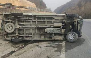 Kontrolden çıkan minibüs takla attı, sürücü...