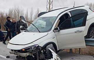 Kontrolden çıkan otomobil bariyerlerde asılı kaldı:...