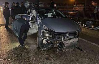 Kontrolden çıkan otomobil bariyerlere çarptı:...