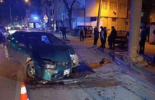 Kontrolden çıkan otomobil direğe çarptı: 3 yaralı