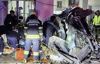 Kontrolden çıkan otomobil iş yerine girdi: 3 yaralı