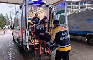 Kontrolden çıkan otomobil istinat duvarına çarptı:...