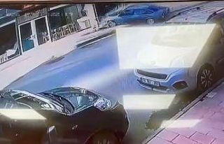 Kontrolden çıkan otomobil mağazaya böyle daldı