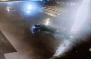 Kontrolden çıkan otomobil reklam panosuna çarptı:...