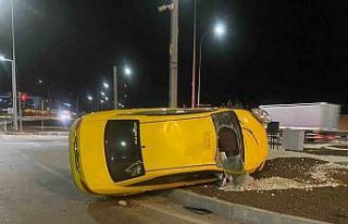 Kontrolden çıkan ticari taksi orta refüje devrildi