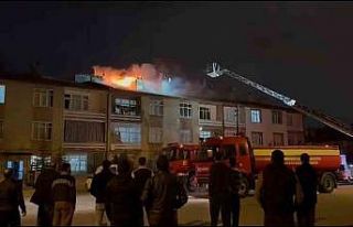 Konya’da 3 katlı apartmanın çatısında yangın...