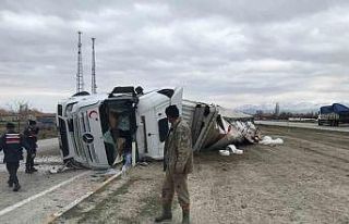Konya’da iplik yüklü tır devrildi: 1 yaralı