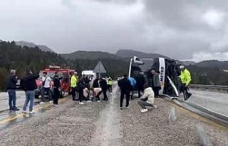 Konya’da yolcu otobüsü devrildi