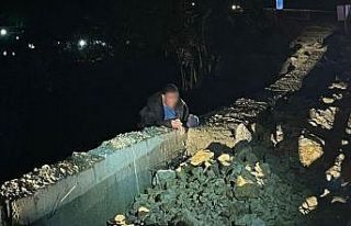 Köprüden atlamak isteyen şahıs 4 saat sonra ikna...