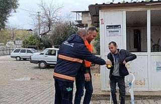 Kozan’da temizlik işçilerinden anlamlı bayramlaşma