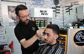 Kuaförlerin bayram tıraşı mesaisi sahura kadar...