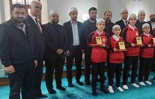 Küçük hafızlar plaket ile ödüllendirildiler