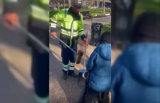 Küçük oğluyla birlikte çalışan temizlik işçisi...