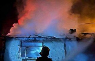 Kullanılmayan ev alev alev yandı