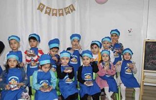 Kur’an kursu öğrenciler ailelerine güllaç hazırladı