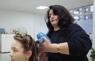 Kursiyer kadın, kendi kuaför dükkanını açtı