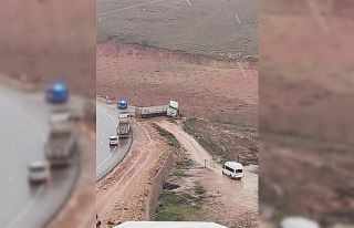 Kurtalan’da kontrolden çıkan kamyon yol kenarına...