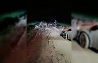 Kurtalan’da otomobil çamura saplandı