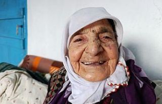 Kütahya’nın asırlık çınarı Dudu Teyze, iki...