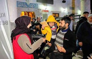 Kuyucak Belediyesi Kadir Gecesi’nde vatandaşları...