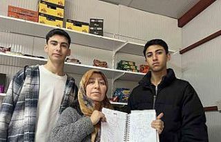 Liseliler harçlıklarıyla depremzede vatandaşların...