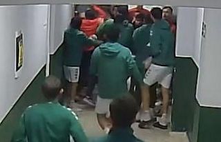 Maç öncesi ortalık karıştı: Futbolcular kramponlarla...