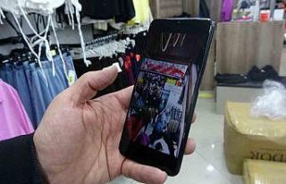 Mağaza açılışında indirim izdihamında birbirini...