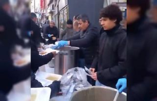 Mahalleli kendi imkanlarıyla bin kişiye iftar verdi