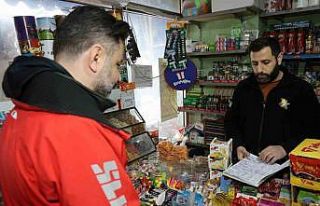 Mahallenin bakkal borcunu ödeyip, veresiye defterini...