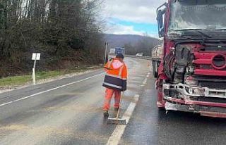Makaslayan tır kara yolunu kapattı