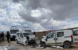 Malatya’da iki araç kafa kafaya çarpıştı: 4...