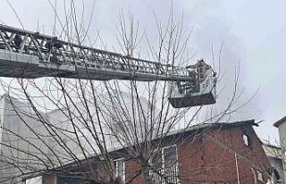 Maltepe’de korkutan çatı yangını: 2 kişi tahliye...