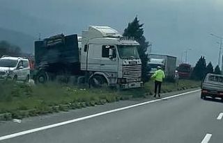 Manisa’da tır ile kamyon çarpıştı: 2 sürücü...