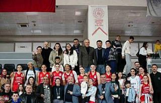 Manisa’nın tek kadın basketbol takımı zirve...