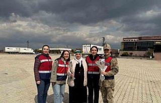 Mardin’de jandarma kadın sürücüleri karanfille...