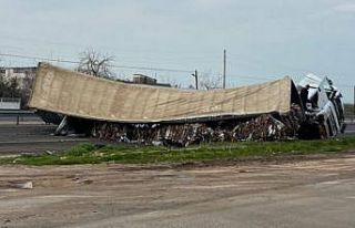Mardin’de karton yüklü tır devrildi: 1 yaralı