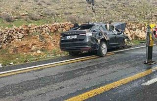 Mardin’de kontrolden çıkan otomobil takla attı:...