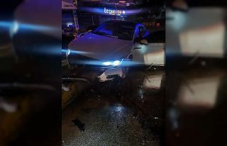 Mardin’de otomobil refüje çarptı: 2 yaralı