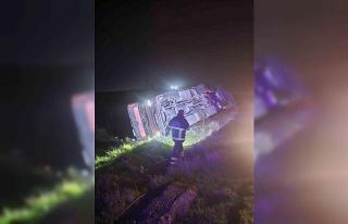 Mardin’de tır devrildi: 1 yaralı