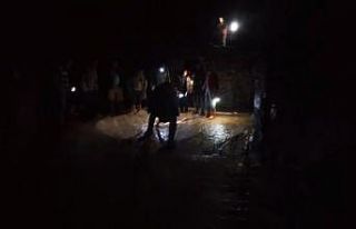 Mardin’de yoğun yağış sonrası köyü su bastı,...