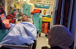 Maskeli şahıs tarafından bıçaklanan adam ağır...