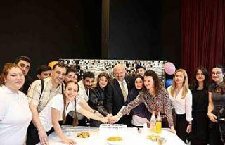 Menemenli oyuncular sahnede yıldızlaştı