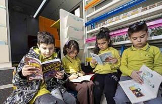 Mersin’de çocuklar tiyatro ve Kitobüs ile buluştu