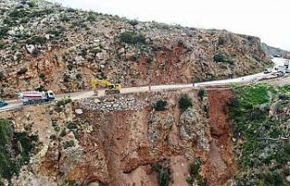 Mersin’de çöken yolda çalışmalar sürüyor:...